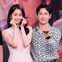 Im Siwan dan Yoona terlibat cinta segitiga dalam drama Korea The King in Love, bersama Hong Jong Hyun. Namun keduanya cocok disandingkan jadi kakak-adik karena punya bentuk dan fitur wajah yang sama. Foto: Instagram
