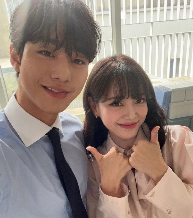 Masih hangat. Ada pasangan drama Korea A Business Proposal, Ahn Hyo Seop dan Kim Sejeong yang menghibur penonton di awal tahun 2022. Keduanya tak kalah mirip karena sama-sama punya hidung mancung. Foto: Instagram