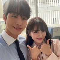 Masih hangat. Ada pasangan drama Korea A Business Proposal, Ahn Hyo Seop dan Kim Sejeong yang menghibur penonton di awal tahun 2022. Keduanya tak kalah mirip karena sama-sama punya hidung mancung. Foto: Instagram