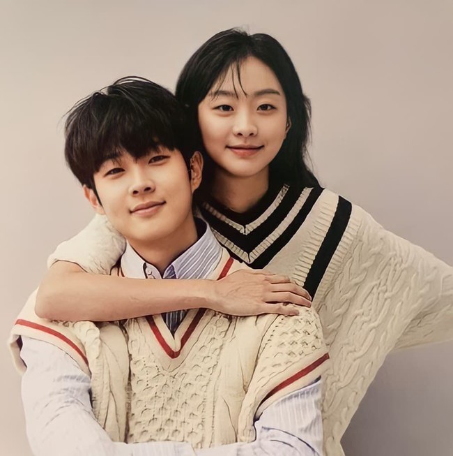 Choi Woo Shik dan Kim Da Mi yang putus-nyambung di drama Korea Our Beloved Summer juga bikin gemas dan dinilai mirip bak kakak-adik oleh netizen Korea. Terlebih keduanya sudah saling kenal sejak membintangi film The Witch: Part 1: The Subversion bersama pada 2018. Foto: Instagram