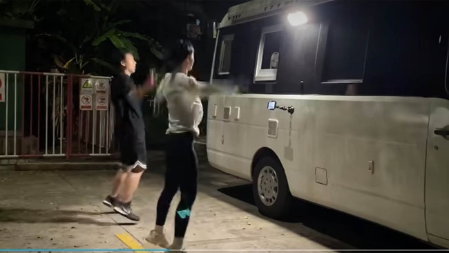 Memilih hidup di karavan adalah sebuah gaya hidup, dan kami bahagian. Apa yang orang pikirkan tidak akan memengaruhinya. Bagaimana pun juga, ini adalah kehidupan kami, kata Zhang menanggapi kritikan tersebut. (Foto: Twitter)