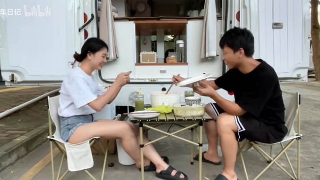 Pilihan hidup mereka sempat viral di media sosial. Banyak orang yang memuji dan terinspirasi, tapi tak sedikit pula yang mengkritik. Mereka sampai disebut fakir parkir karena tidak memiliki tempat permanen untuk memarkir rumah tersebut. (Foto: Twitter)