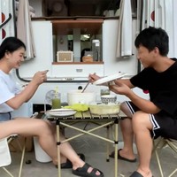 Pilihan hidup mereka sempat viral di media sosial. Banyak orang yang memuji dan terinspirasi, tapi tak sedikit pula yang mengkritik. Mereka sampai disebut fakir parkir karena tidak memiliki tempat permanen untuk memarkir rumah tersebut. (Foto: Twitter)