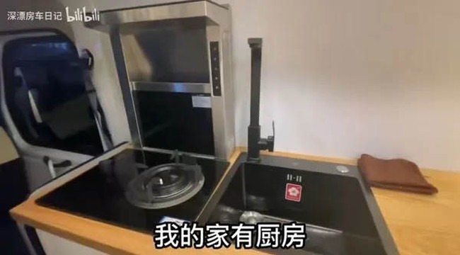 Karavan lengkap dengan fasilitas seperti dapur untuk memasak, meja makan, lemari, kamar mandi, kamar tidur, hingga tempat untuk menyuci pakaian. Seperti dilansir dari The Star, mereka yang memasang semuanya kecuali urusan perlistrikan dan kabinet dapur. (Foto: Twitter)