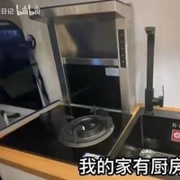 Karavan lengkap dengan fasilitas seperti dapur untuk memasak, meja makan, lemari, kamar mandi, kamar tidur, hingga tempat untuk menyuci pakaian. Seperti dilansir dari The Star, mereka yang memasang semuanya kecuali urusan perlistrikan dan kabinet dapur. (Foto: Twitter)
