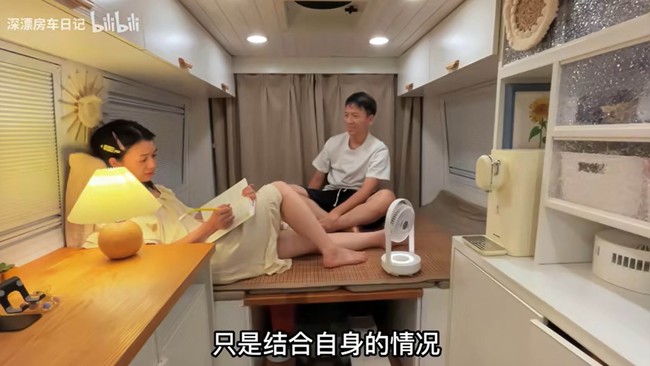 Menurut pasangan ini, hidup di karavan sangat berdampak positif bagi finansial mereka. Setidaknya, mereka bisa menghemat hingga 50.000 yuan (Rp 100 juta) selama setahun. (Foto: Twitter)