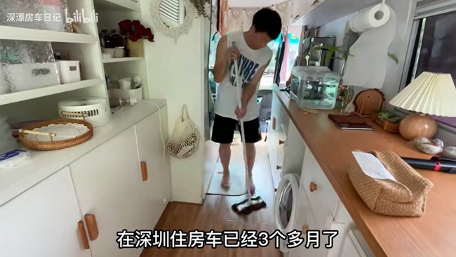 Dengan modal 130.000 yuan atau sekitar Rp 340 juta, mereka membali karavan bekas. Ada tambahan 30.000 yuan (Rp 64 juta) buat biaya reparasi dan transformasi. Dan jadilah tempat tinggal bergerak dengan fasilitas seperti rumah biasa. (Foto: Twitter)