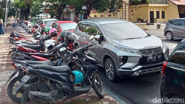 Pegawai Pemkot Makassar bawa kendaraan pribadi saat ojol day.
