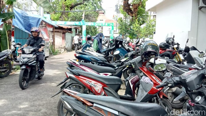 Pegawai Pemkot Makassar bawa kendaraan pribadi saat ojol day.