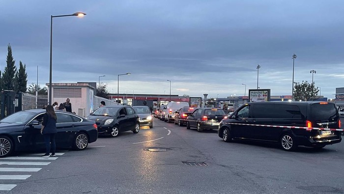Pekerja Kilang di Prancis Mogok, BBM Seret-Antrean Mobil Mengular GOUSSAINVILLE, FRANCE - OCTOBER 10: Lanes are placed on gasoline pumps to show they are out of order at a gas station as fuel shortage continues in Goussainville, France on October 10, 2022. (Photo by Esra Taskin/Anadolu Agency via Getty Images)