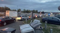 Antrean kendaraan mengular panjang di sebuah SPBU di Goussainville. Esra Taskin/Anadolu Agency via Getty Images.