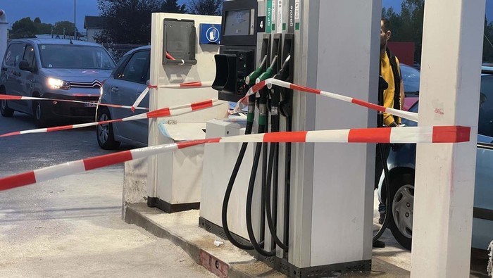 Pekerja Kilang di Prancis Mogok, BBM Seret-Antrean Mobil Mengular GOUSSAINVILLE, FRANCE - OCTOBER 10: Lanes are placed on gasoline pumps to show they are out of order at a gas station as fuel shortage continues in Goussainville, France on October 10, 2022. (Photo by Esra Taskin/Anadolu Agency via Getty Images)