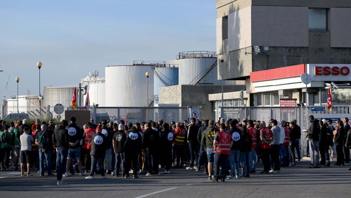Pekerja Kilang di Prancis Mogok, BBM Seret-Antrean Mobil Mengular GOUSSAINVILLE, FRANCE - OCTOBER 10: Lanes are placed on gasoline pumps to show they are out of order at a gas station as fuel shortage continues in Goussainville, France on October 10, 2022. (Photo by Esra Taskin/Anadolu Agency via Getty Images)