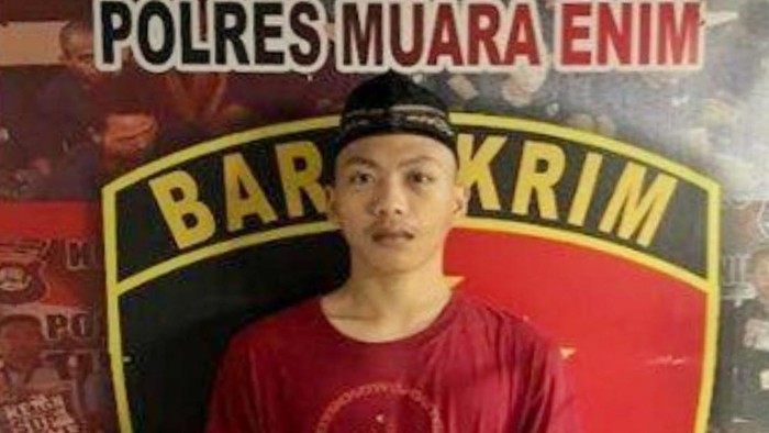 Tampang Riski (20) pelaku penganiayaan terhadap ibu kandungnya di Muara Enim, Sumsel. (Foto: Istimewa)
