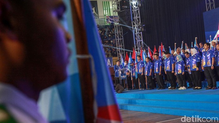Ketua DPD Partai Demokrat DKI Jakarta, Mujiyono melantik kepengurusan DPC dan DPAC se-DKI Jakarta, di GOR Ciracas, Jakarta Timur, Selasa (11/10/2022). Turut hadir unsur DPP Partai Demokrat seperti Herman Khaeron, Melani Leimena Suharli dan Andi Arief. Sementara itu, Anies Baswedan yang dijadwalkan datang hanya menghadiri melalui rekaman video. Ketua Umum Agus Harimurti Yudhoyono tidak hadir di acara tersebut.