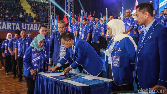 Ketua DPD Partai Demokrat DKI Jakarta, Mujiyono melantik kepengurusan DPC dan DPAC se-DKI Jakarta, di GOR Ciracas, Jakarta Timur, Selasa (11/10/2022). Turut hadir unsur DPP Partai Demokrat seperti Herman Khaeron, Melani Leimena Suharli dan Andi Arief. Sementara itu, Anies Baswedan yang dijadwalkan datang hanya menghadiri melalui rekaman video. Ketua Umum Agus Harimurti Yudhoyono tidak hadir di acara tersebut.