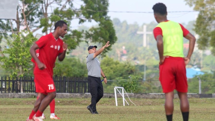 Pelatih Ricky Nelson memimpin latihan Persipura Jayapura