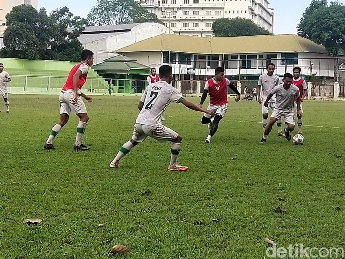 Pemain PSMS Medan berlatih di Stadion Mini Kebun Bunga.