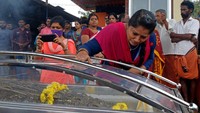 Orang-orang memberi hormat kepada mayat Babia, seekor buaya di kuil danau Ananthapura sebelum dimakamkan di kuil Swamy Ananthapadmanabha di Kasaragod di negara bagian Kerala India, Senin, (10/10/2022). Tangis haru ratusan warga India mengiringi pemakaman dari seekor buaya bernama Babia yang diyakini sebagai dewa dan menghuni kuil danau Ananthapura selama tujuh dekade.