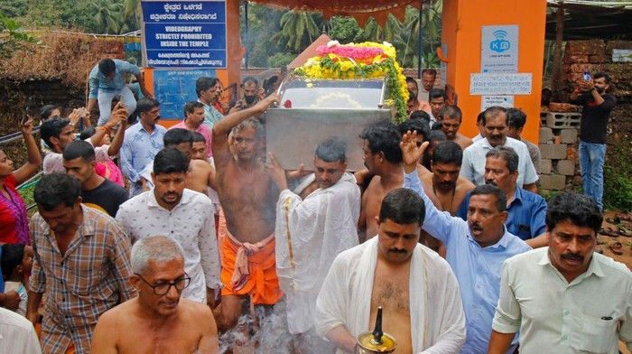 Pemakaman Buaya Suci di India Diiringi Tangis Warga People carry the dead body of Babia, a crocodile at Ananthapura lake temple, for its burial at the Ananthapadmanabha Swamy temple at Kasaragod in India's Kerala state on October 10, 2022. - Hundreds of people attended the tearful funeral on October 10 of a crocodile believed to have been divine and survived for decades on a vegetarian diet at a Hindu temple in India. (Photo by AFP) (Photo by -/AFP via Getty Images)