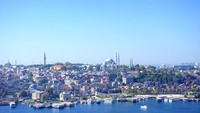 Traveler bisa melihat Blue Mosque dari kejauhan. Traveler wajib foto-foto di Observation Deck ini. Pemandangannya keren! (Wahyu Setyo/detikTravel)