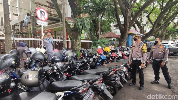 pemasangan rambu dilarang parkir di SMA 1, 3, 4 Kota Malang