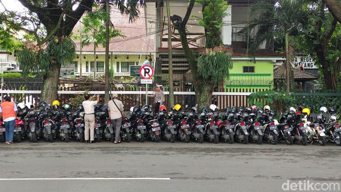 pemasangan rambu dilarang parkir di SMA 1, 3, 4 Kota Malang