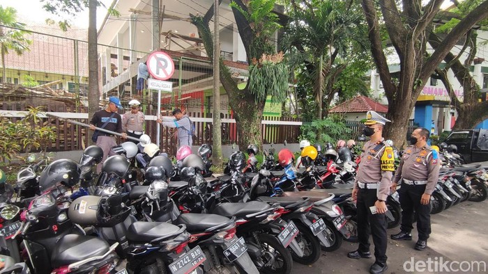 pemasangan rambu dilarang parkir di SMA 1, 3, 4 Kota Malang
