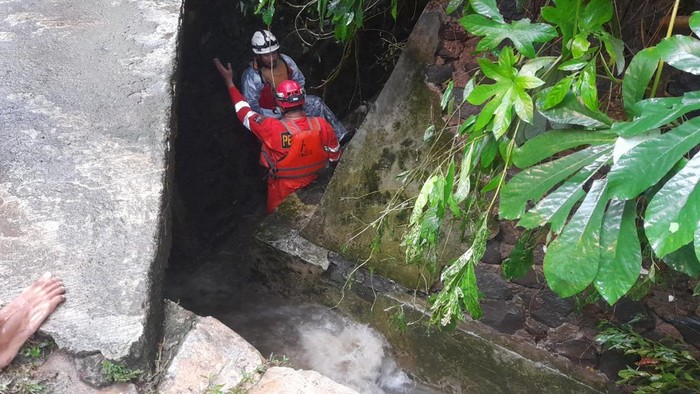 Pemotor wanita jatuh di gorong gorong