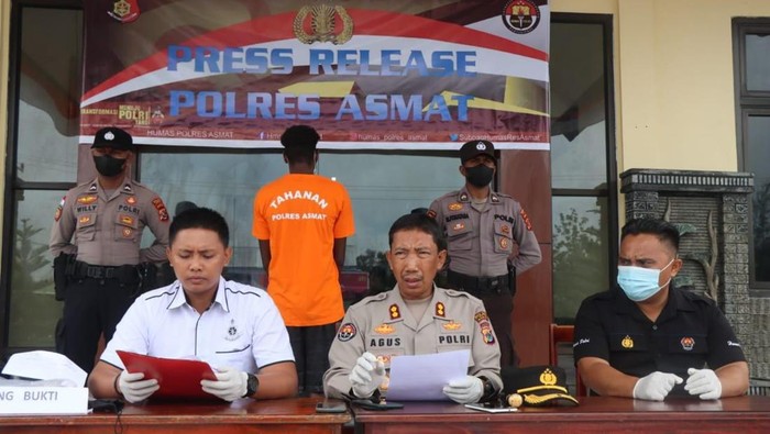Pemuda Asmat inisial IS (pakai baju tahanan) membunuh pacar dan pamannya karena kepergok selingkuh.