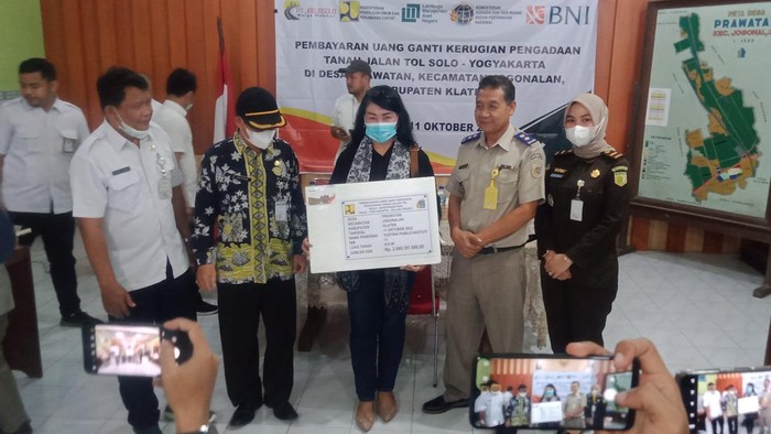 Penerima UGR terbesar di Desa Prawatan Klaten, Yustina Pamuji Hastuti (59), menerima Rp 2,9 miliar. Dia justru terlihat menangis saat menerima uang tersebut.