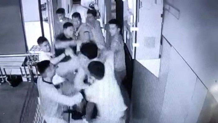 Petugas SPBU di Medan Sunggal saat dianiaya sekelompok orang. (Foto: Istimewa)