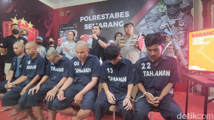 Enam tersangka pengeroyokan pria semarang.