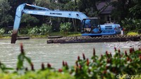 Ekskavator dikerahkan untuk mempercepat proses mengerukan lumpur.