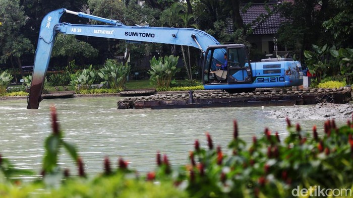 Pengerukan Situ Lembang Petugas melakukan pengerukan lumpur dengan alat berat di Situ Lembang, Jakarta, Selasa (11/10/2022). Pengerukan tersebut dilakukan karena danau Taman Situ Lembang mengalami sedimentasi serta mengantisipasi terjadinya banjir.