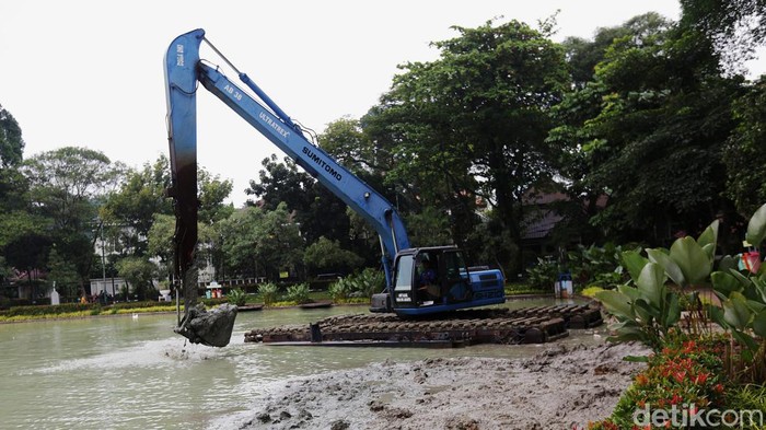 Pengerukan Situ Lembang Petugas melakukan pengerukan lumpur dengan alat berat di Situ Lembang, Jakarta, Selasa (11/10/2022). Pengerukan tersebut dilakukan karena danau Taman Situ Lembang mengalami sedimentasi serta mengantisipasi terjadinya banjir.
