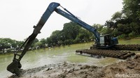 Pengerukan Situ Lembang terakhir kali dilakukan pada 2017 silam.  Tinggi muka air Situ Lembang harusnya bisa mencapai 3,48 meter, namun saat ini hanya tersisa 1,3 meter. 