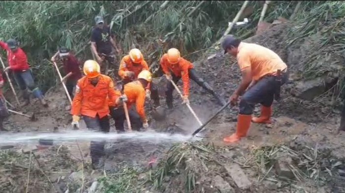 Penggalian tanah longsor yang menewaskan seorang lansia di Tomohon, Sulut.