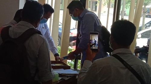 Sejumlah aparat kepolisian menggeledah Kantor Dinas Perdagangan Mataram Selasa (11/10/2022).