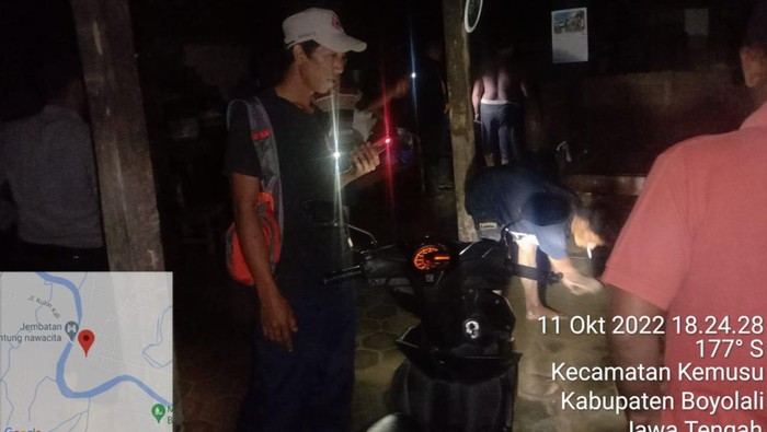 Petugas BPBD Boyolali mengecek kondisi rumah warga Kemusu yang terdampak banjir, Selasa (11/10/2022).