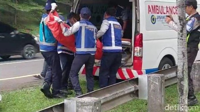 Petugas mengevakuasi mayat pria yang ditemukan di kolong Tol Jagorawi