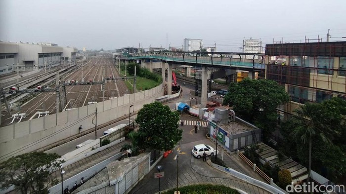 Poins Square Bisa Hidup Lagi Berkat Sky Walk ke MRT MRT Jakarta bersama PT Intiland Development membuat jembatan sky walk. Jembatan ini menghubungkan Stasiun MRT Lebak Bulus dengan Mal Poins Square.