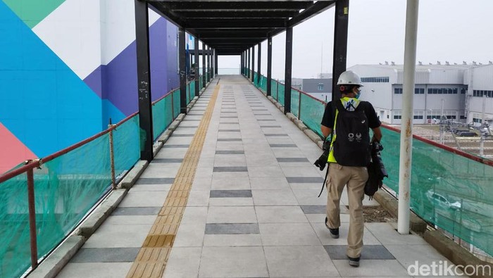 MRT Jakarta bersama PT Intiland Development membuat jembatan sky walk. Jembatan ini menghubungkan Stasiun MRT Lebak Bulus dengan Mal Poins Square.