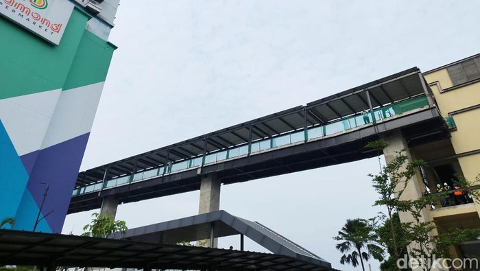 MRT Jakarta bersama PT Intiland Development membuat jembatan sky walk. Jembatan ini menghubungkan Stasiun MRT Lebak Bulus dengan Mal Poins Square.
