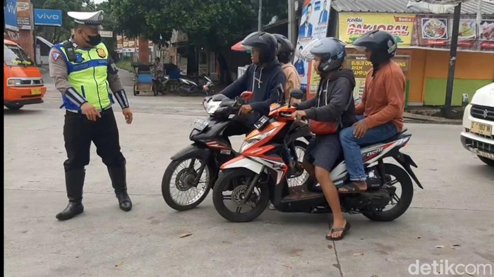 Polisi melakukan pemeriksaan dalam Operasi Zebra Lodaya di Tasikmalaya