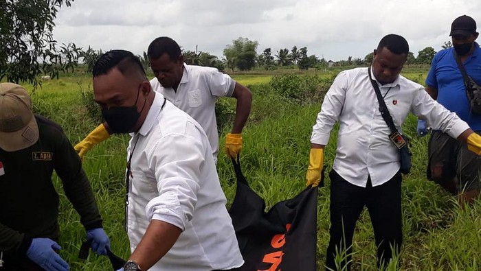 Polisi saat mengevakuasi jasad pria pemburu tikus hutan di Merauke.