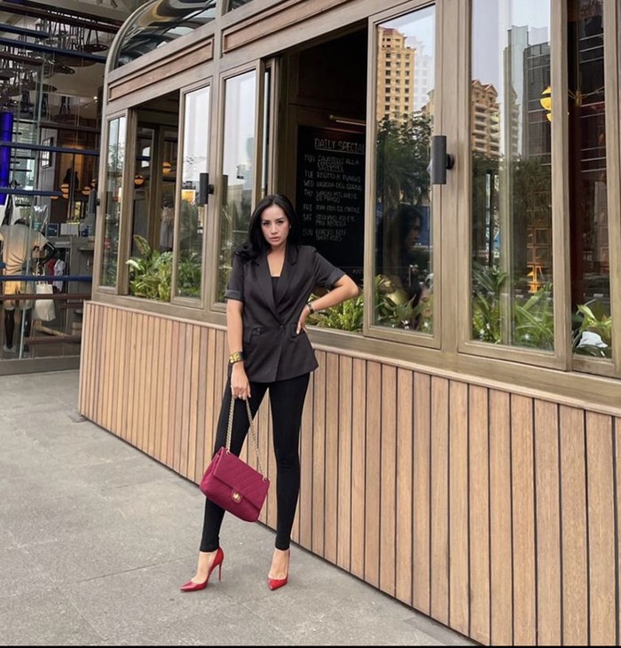 Pose Keren Shinta Bachir Saat Nongkrong di Kafe dan Masak