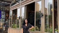 Meskipun begitu, ibu satu anak ini masih tampak bahagia menikmati momen lajangnya dengan nongkrong di kafe. Seperti ini pose kerennya berdiri di sebuah kafe. Foto: Instagram @shinta_bachir86 