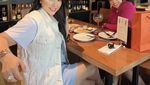 Pose Keren Shinta Bachir Saat Nongkrong di Kafe dan Masak