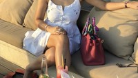 Masih berstatus lajang, mantan tunangan Idham Mase ini sering membagikan keseruannua saat berlibur. Ini momen ketika Shinta nongkrong di kafe pinggir pantai sambil memesan jus semangka. Foto: Instagram @shinta_bachir86 